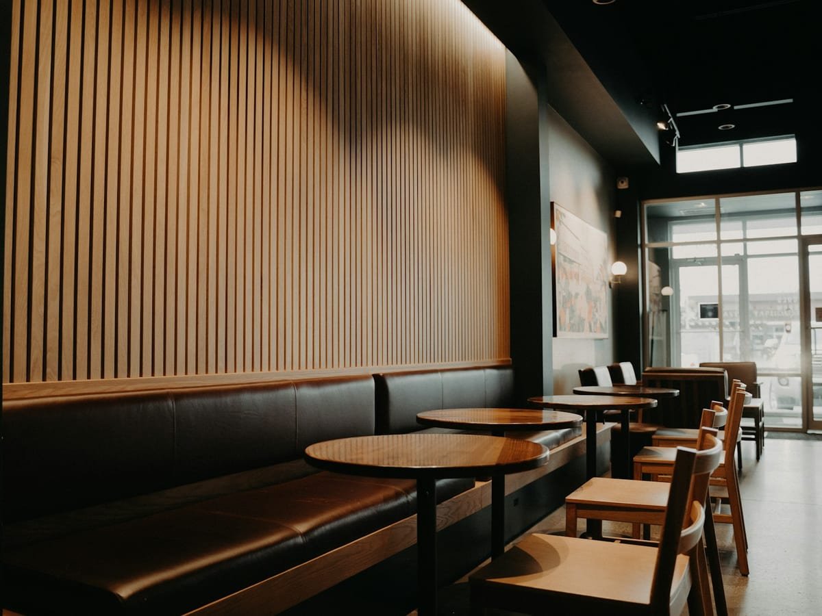 Sitzbereich eines Cafés mit Holztischen