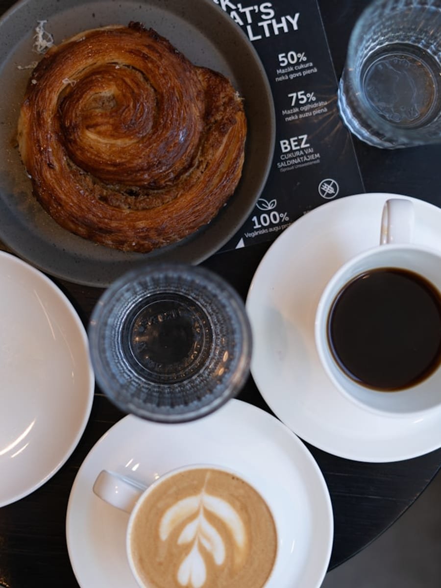 Gedeckter Tisch mit Gebäck und Kaffee